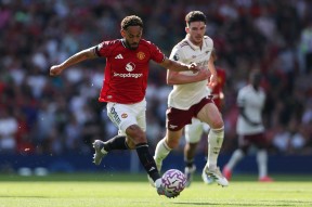 开云体育-包含费德勒在曼联比赛中赛况扑朔迷离，突破纪录引发热议！的词条