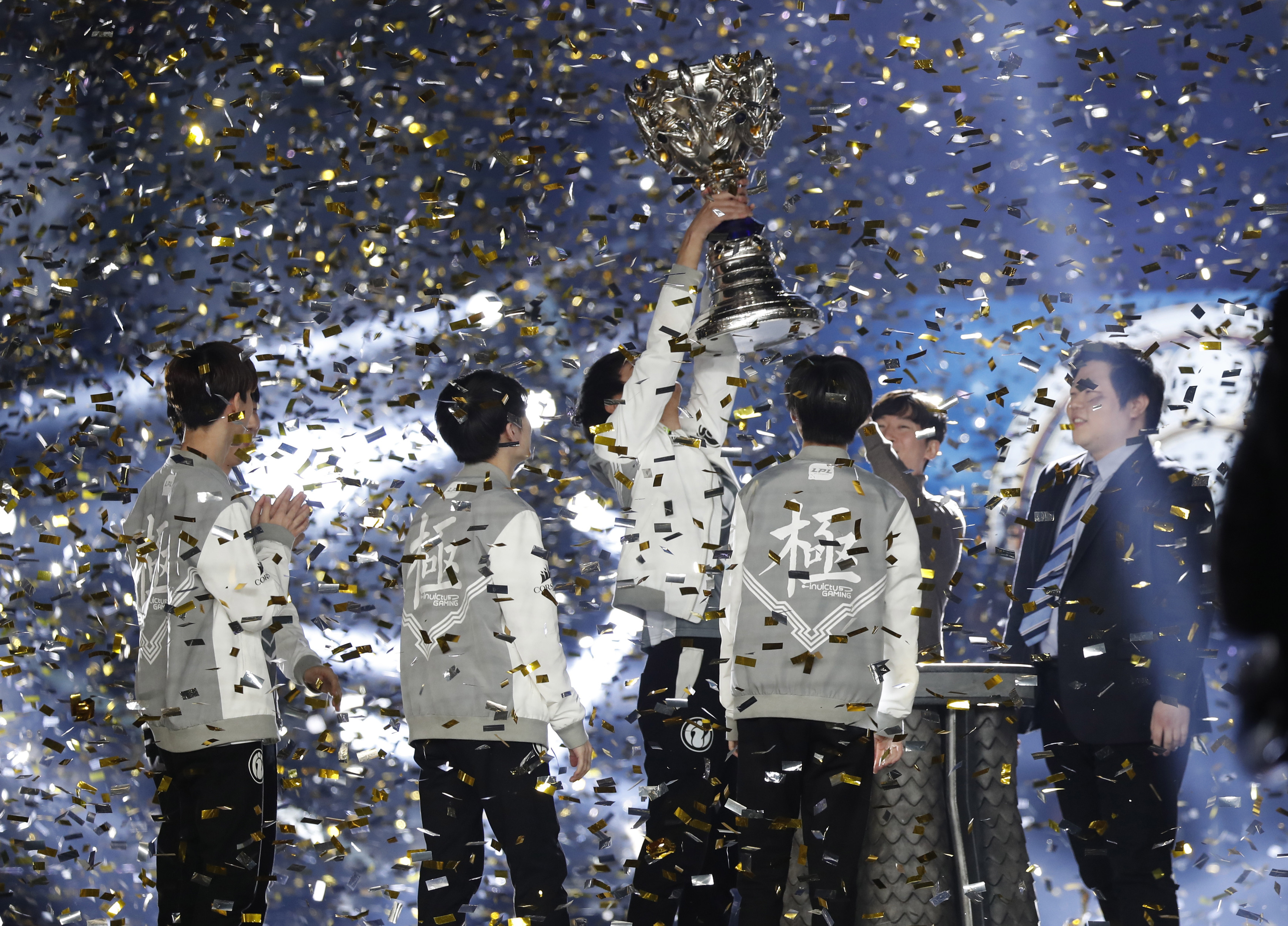 关于Uzi赛事官方发布高光表现新规，加拿大队争议不断！的信息